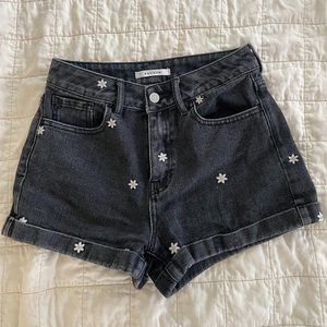 Black Pacsun Mom Shorts with daisy print